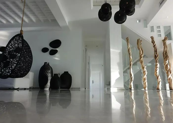 爱玛仕米克诺斯酒店 4*