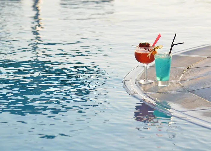 爱玛仕米克诺斯酒店 4*